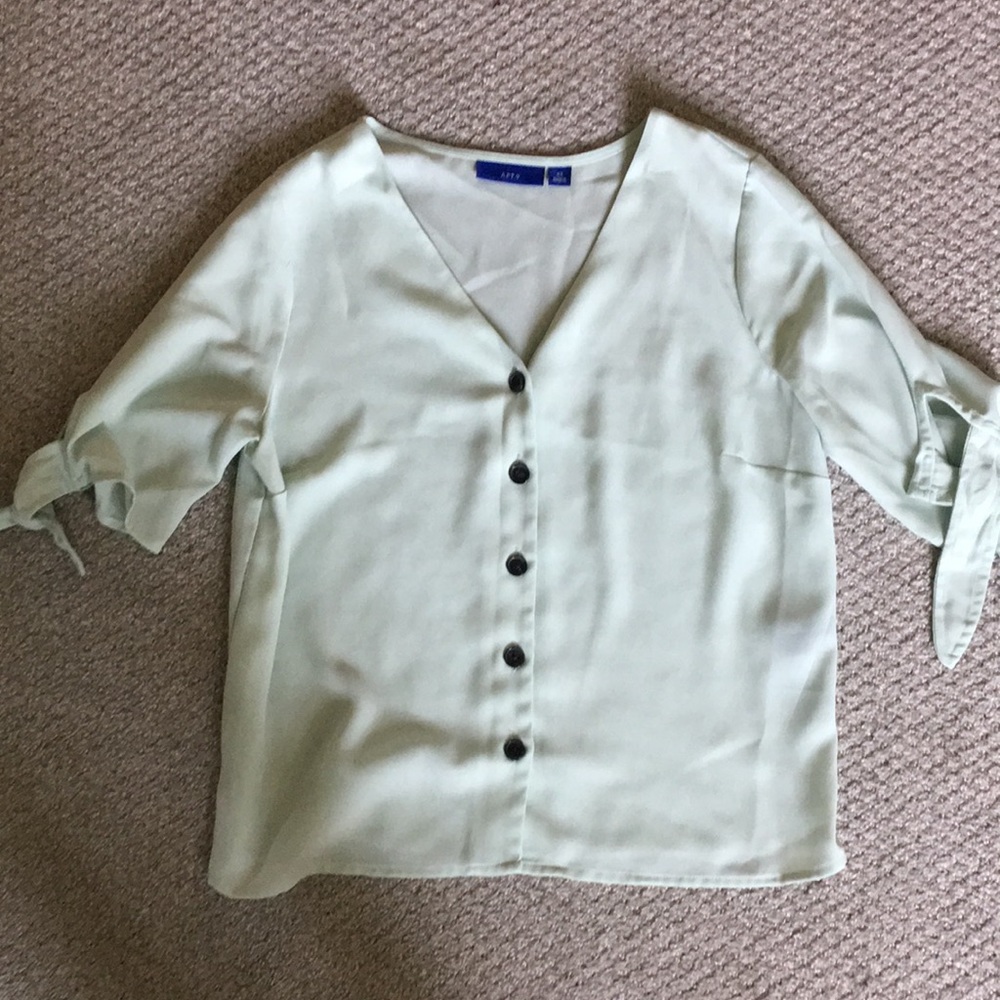 5/$25 Mint Green V Neck Button Down Blouse Apt 9